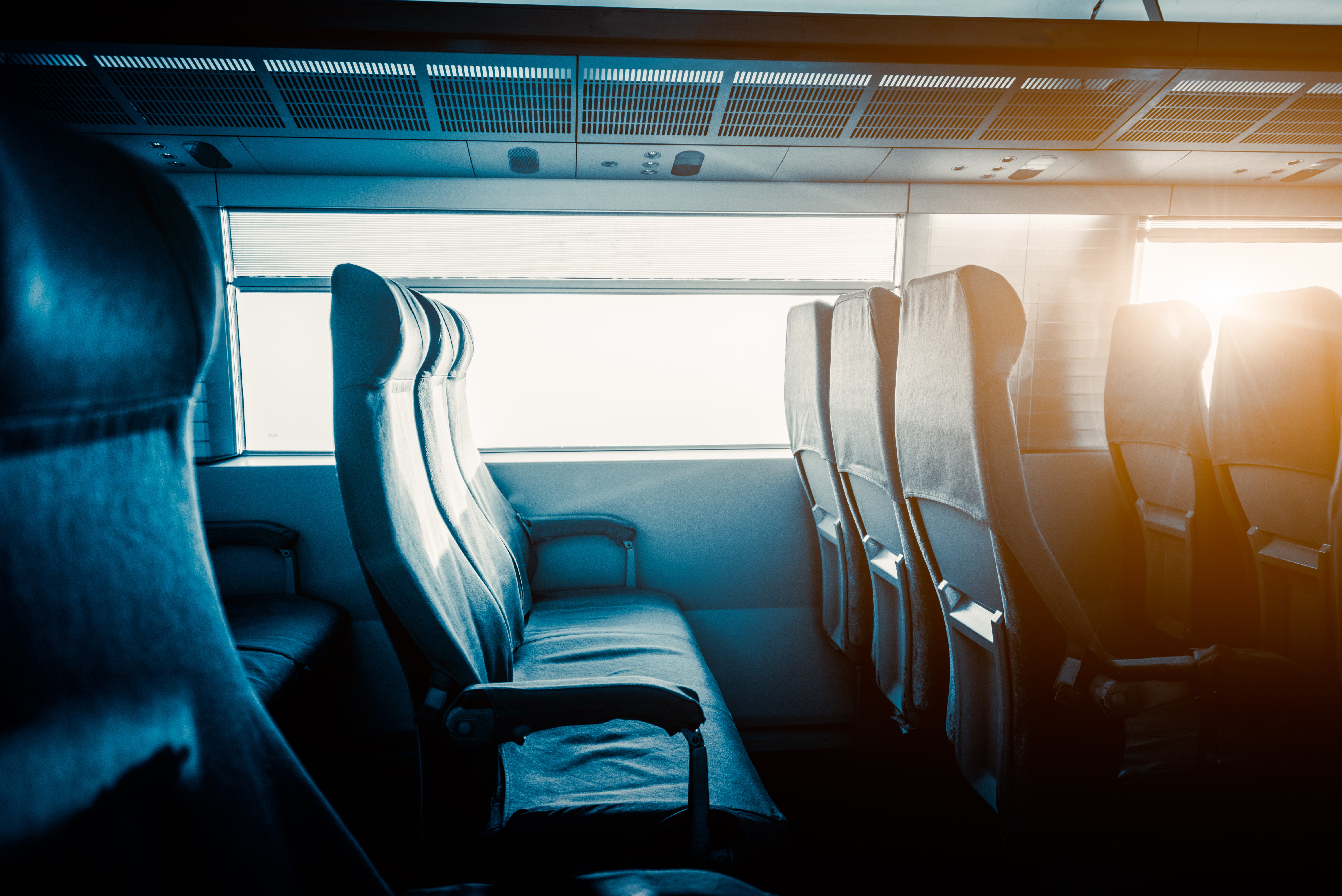asientos-vacios-por-ventana-en-el-tren-min.jpg